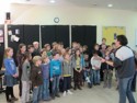 La Chorale enfant pendant une répétition accompagné par leur professeur à la guitare - JPEG - 11.8 ko