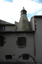 Lanterne des morts située le toit d&#39;une bâtisse attenante à l&#39;église de Cébazat - JPEG - 10.2 ko