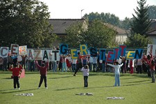 Les enfants des écoles de Cébazat sur le stade Jean-Marie-Bellime pour le 15ème anniversaire de Julemage - JPEG - 56.5 ko