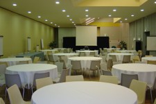 Salle Goélette en configuration réunion tables rondes - JPEG - 12.5 ko