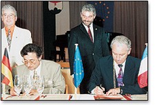 Bernard Auby, maire de Cébazat, et Klaus Merkle, maire de Gerstetten, signent le serment de jumelage en juin 1992 - JPEG - 18.9 ko