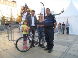 M. Neuvy remet un vélo en cadeau à Mathilde, participante de l&#39;opération "Tous à vélo" - JPEG - 194.4 ko