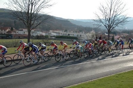 les cyclistes traversent Cébazat - JPEG - 112.7 ko