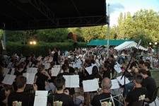 Orchestre d&#39;harmonie de Cébazat sur la grande scène du Domaine de la Prade pour la fête de la musique - JPEG - 56.9 ko