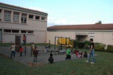 Sous le regard attentif d&#39;une animatrice, des enfants jouent dans la cour de l&#39;école maternelle Jules-Ferry - JPEG - 51.5 ko
