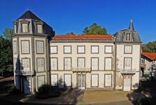 Vue aérienne du Château de la Prade depuis le parc - JPEG - 28.5 ko