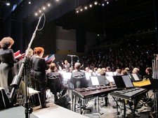 L&#39;orchestre d&#39;Harmonie de Cébazat, sur la scène de Sémaphore, lors d&#39;un concert d&#39;hiver - JPEG - 32.6 ko