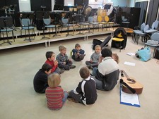 Les enfants sont assis en rond autour de leur professeur - JPEG - 32 ko